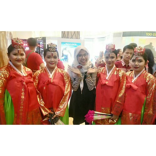 Culture makes people understand each other better 💕💕
.
.
.
#KFESTIVAL2017INDONESIA #KFESTIVAL #KFESTIVAL2017#lastnigt #hanbok #fashion #fashionblogger #eventjakarta #instaevent #koreanculture #indonesiakorea #loveindonesia #lovekorea #clozetteid #koreanstyle #smile #selfie #happy #ootd #ootdhijab #ootn #outfitoftheday #imwearing #style #hijabstyle #mystyle #myoutfit #한복