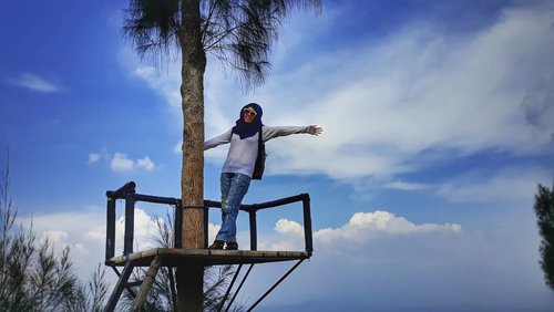 Sometimes I wish I was a bird 🕊🕊 so I could fly away and live in a tree house 🌳🌳
.
Happy Friday 😇
.
.
.
#tgif #travelers #hijabtraveller #jilbabtraveler #ootd #everydaymadewell #style #hijabstyle #fashiondaily #clozetteid #happy #wonderfulindonesia #wonderful_places #wonderfulplaces #nature #naturephotography #photooftheday #mytripmyadventure #indonesiaview #explorejateng #exploreindonesia #pesonaindonesia #liburan #treehouse #jateng #wonosobo #temanggung #posong #samsung #samsungj7pro