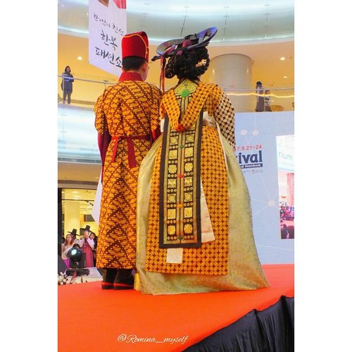 Hanbok Fashion Show by @dainhanbok for @kfestival 2017...
.
.
.
#KFESTIVAL2017INDONESIA #KFESTIVAL #KFESTIVAL2017 #조윤주 #한복 #한복패션쇼 #lastnight #fashionshow #hanbok #hanbokmodern #modernhanbok #hanbokbatik #runway #catwalk #fashion #fashionblogger #koreandesigner #eventjakarta #instaevent #koreanculture #kdrama #indonesiakorea #loveindonesia #lovekorea #batik #lovebatik #clozetteid #koreanstyle #koreatraditionaldress