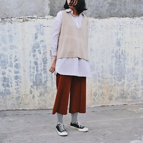 : 6.15 PM : "Steady now but falling slack. Stepping out but falling back. Under-passing all your dreaming I'll admit feeling a little uneasy about."
🎶 Little Uneasy - Fazerdaze
.
.
📸 by him truly
.
.
#ootd #lookbookindonesia #clozette #clozetteid