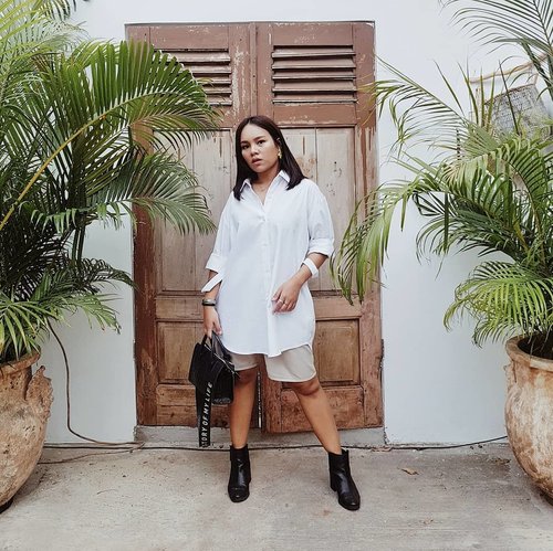 Neutral outfit game.  Casual saturday outfit.

Top : @callathelabel 
Short : thrift
Bag @aestheticpleasure_ 
Boots : @hm 
#ubbyxxstylediary #ubbyxxthriftpicks
#shoxsquad #theshonetinsiders #clozetteID