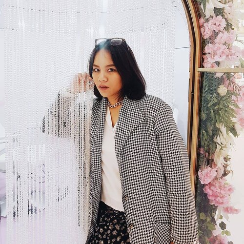 Monochrome kinda day! Kalo lagi bingung pake baju warna apa, biasanya aku mix and match warna monochrome. Kalo bosen tampil dengan plain monochrome, bisa akalin dengan pattern yang monochrome. Seperti houndstooth dan floral skirt ini. Anyway, ini outfitnya boleh nemu di pasar seken yah 😆

Photo : @zianuari

#ubbyxxstylediary #ubbyxxthriftpicks