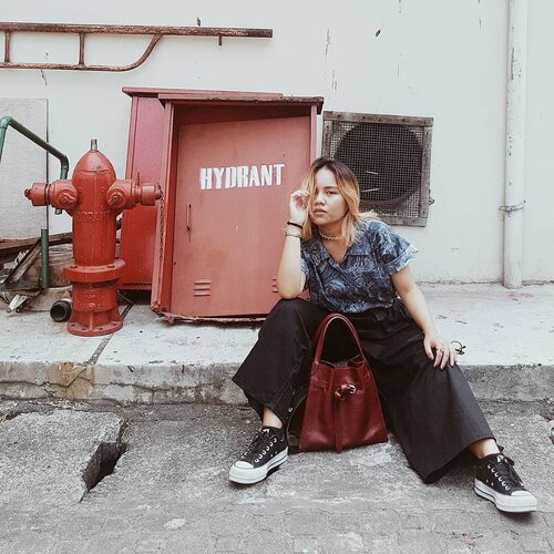 Red Alert! 🌶🌶🌶 Top : thriftPants : @square_thelabel Bag : @henrixaofficial Photo : @v.onella#ubbyxxstylediary #ubbyxxthriftpicks #henrixapeople#shoxsquad #thesonetinsiders #clozetteID