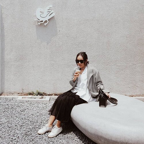 Selamat pagi menjelang siang semua! Hari minggu enaknya nyantai sambil menyeruput es kopi nih. Ada yg bisa tebak aku lg minum kopi dmn?

OOTD monochrome mood.

Photo : @v.onella

#ubbyxxstylediary #ubbyxxculinary #shoxsquad #clozetteID #theshonetinsiders