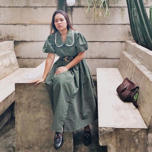 Channelling my vintage mood and awkward pose.

#ubbyxxstylediary #vintagestyle #vintagedress 
#ootdindo #clozetteid #shoxsquad #linetodaylife