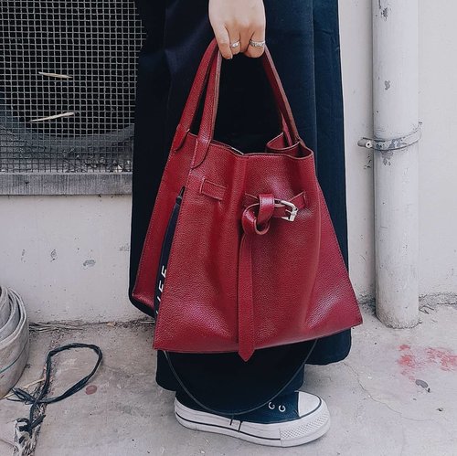 Aku suka si merah dari @henrixaofficial ini. Bakal jadi the next tas yang bakal sering dipake untuk daily wear!

#ubbyxxstylediary 
#shoxsquad #clozetteID