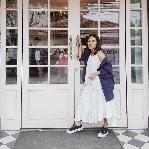 White on white with blue touch.
I always love to pair my outfit with some of my thrift treasure.

Top : @nikicio 
Skirt : unbranded
Outer : thrift
Shoes : @converse_id 
More style inspiration on #ubbyxxstylediary

#shoxfashionid #shoxsquad #theshonetinsiders #clozetteid