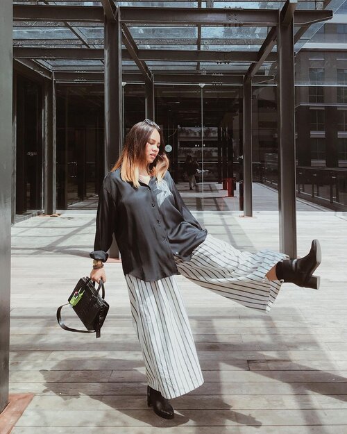 Sebulan lalu sebelum potong rambut pendek. Ini kayaknya perdana pergi meeting dan kerja di mall setelah sekian bulan #dirumahaja 

Well, setelah back to work tuh challenge terbesar aku adalah PAKE BAJU APA YAAAA?! Secara berat badan dan perut masih belum back to normal seperti sebelum hamil. Aku juga gak mau beli baju baru waktu itu. Ada beli tp ya secukupnya. Palingan 2 atau 3 pcs celana. Tapi kalau atasan sih untungnya aku banyak kemeja oversized.

Loose top, palazzo pants, black boots ini bisa jadi ide utk new mom yang mau back to work. Tetap nyaman utk kerja dan pumping! Jangan lupa bawa sanitizer, kalau aku pakai holder sanitizer untuk selalu gantung di tas supaya safe.

In my element color. Black and white that never goes wrong.

#ubbyxxstylediary #ubbyxxthriftpicks 
#ootdindonesia #shoxsquad #clozetteid