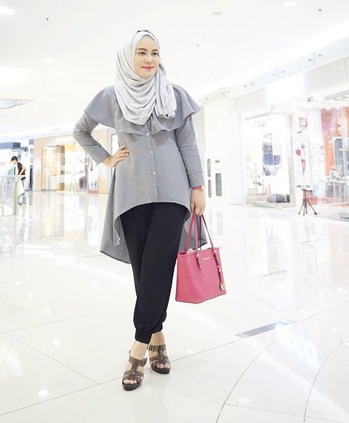 Congratulations @muslimarketid .Wish u success for the next "souq" event. I am wearing #hanatop grey , #joggerpants black and #annashawl grey . All by @rjbyroswitha .Also available at #muslimarketid .#rjbyroswitha #rjladies#myrosylook #indonesianhijabblogger #hijabblogger #hijabstyle #hijabchic #hijabfashion #clozetteid #ootdhijabindo #duahijabtrans7