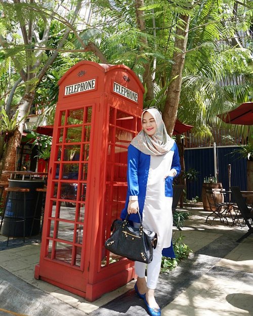 In front of the #LondonPhoneBooth 😘 
#iwish 💜
.
#tapfordetails
#myrosylook @rjbyroswitha #rjbyroswitha @rj_ladies
#DashTunic #a_symetrice_collection 
#clozetteid #ootdhijabindo 
#hijabstyleindonesia