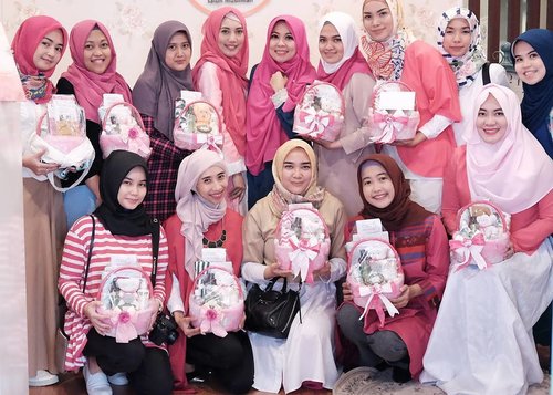 Up on the blog, my #MeTimewithMoz5 experience. Click www.rj-story.com or find direct link on my bio. Oiya, untuk teman2 yg akan perawatan ke @moz5salon bisa tunjukkan foto ini dan dapatkan special gift selama bulan Oktober ya 💜Yuk yuk 😊😊#indonesianhijabblogger #salonmuslimah#bloggergathering#hijabblogger #clozetteid