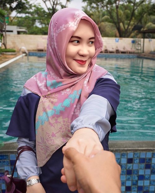 Holding hands is a promise to one another that , just for a moment, the two of you don't have to face the world alone
.
#clozetteid 
#indonesianhijabblogger 
#riamirandastyle 
#pasisiascarf 
#RMLC 
#riamirandadejavu 
#ootdhijabindo 
#hijabstyleindonesia
