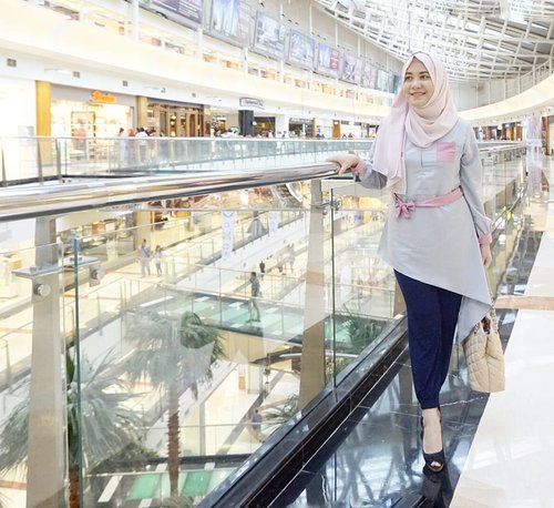 Talk about your blessings more than you talk about your problems.Happy fasting dear friends..Outfit from @rjbyroswitha📷 by : @rachanlie ..#indonesianhijabblogger #myrosylook #rjbyroswitha #ardelletopgrey#joggerpants #jasmineinstanthijab #rjladies #clozetteid #clozettehijab