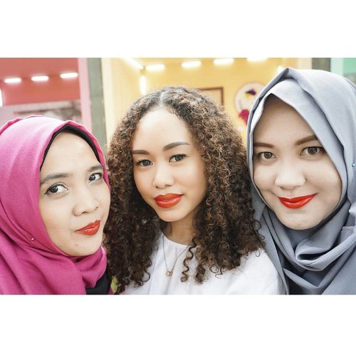 Everyone has own style and uniqueness. Me and @rachanlie with @agnezoryza .
#eminaartday 
#clozetteid 
#hijabblogger