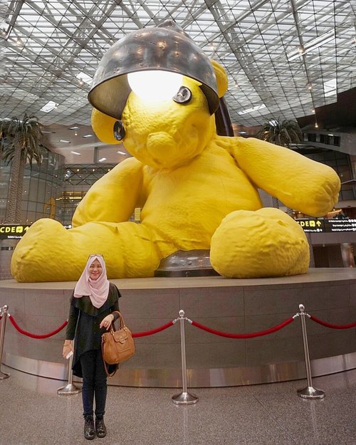 The Iconic huge #teddybear lamp at #hamadinternationalairport . Shoud the bear go or not? 😀 📷 by : @akhram_ra .#myrosylook #hanatop black#jasmineinstanthijab #rjbyroswitha #clozetteid #toryburchbag