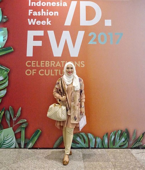 For me, wearing flats for strolling around #fashionweek is necessary. And a trousers of course, say no to the wide skirt
.
Supaya tidak terjadi lagi insiden jumpalitan hampir jatuh, refleks teriak kenceng, yang menyebabkan orang-orang nengok ngeliatin ada kehebohan apa ini hahaha 😄
.
#bukaaib
#riamirandastyle 
#thrombackbyriamiranda 
#rmlc #louisouter
#indonesianhijabblogger 
#indonesiaFashionWeek2017 
#wardahyouniverse 
#rjstorydotcom 
#clozetteid