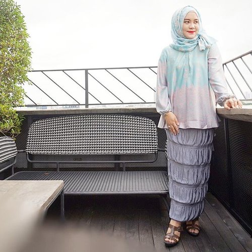 The happiest people don't necessarily have the best of everything, they just make the best of everything they have. 💜💜
.
.
.
#aniangtop #riamirandadejavu2 
#affaskirt #rjbyroswitha 
#wardahyouniverse #trendmakeup2017 
#indonesianhijabblogger #clozetteid