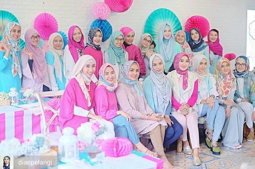 Loving the pic from @dianpelangi at #solehameetsblogger event today. 💜
@hilo_soleha 
#bloggergathering
#indonesianhijabblogger
#clozetteid