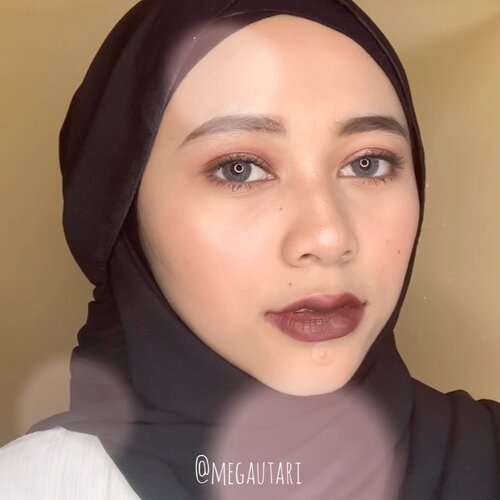 Maroon makeup✨✌🏻products used :@pixycosmetics Make It Glow Beauty Skin Primer @maybelline Matte and Poreless Foundation no 128@makeoverid concealer shade medium to light@mineralbotanica 2 in 1 highlight and contour cream@eminacosmetics Bright Stuff Loose Powder @esqacosmetics Peach Goddess Pallete@youmakeups_id Smoker Eyeshadow Pallete@maybelline blush on@maybelline The Powder Matte “rose wood red” + ..#makeuplooks #tiktok #transitionmakeup #makeupchallenge @ragam_kecantikan @inspirasi_cantikmu @indovidgram @beautybloggerindonesia @indobeautysquad @bandungbeautyvlogger @tampilcantik @indobeautygram @clozetteid #indobeautygram #indobeautysquad #tampilcantik #makeuptutorial #inspirasicantikmu #makeup  #tutorialmakeup #makeuppemula #boldmakeup #zonamakeup #lemoninfluencer #clozetteid