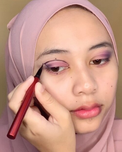 Tangan masih kaku klo pake eyeliner hhi😁✌🏻, suka ada yg salfok sama lipcream nya ini aku pake maybelline sensational no 11, wckd yg secret weapon, lipglossnya dari emina💕💜💙
.
.

#makeuplooks #tiktok #facepaint #facepainting #makeupart #makeupchallenge @ragam_kecantikan @inspirasi_cantikmu  @indobeautysquad @bandungbeautyvlogger @tampilcantik @indobeautygram @clozetteid #indobeautygram #indobeautysquad #tampilcantik #makeuptutorial #inspirasicantikmu #makeup  #tutorialmakeup #makeuppemula #boldmakeup #zonamakeup #lemoninfluencer #clozetteid