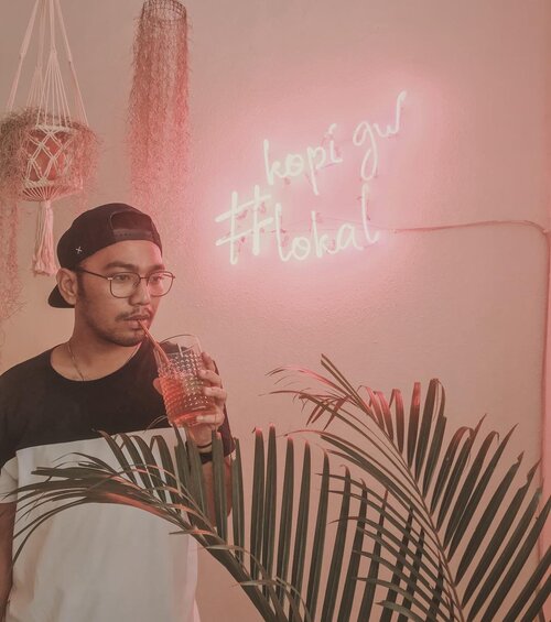 Aku adalah kopi, kopi adalah aku ..📸 @amarsaadh ......#tumblr #clozetteid