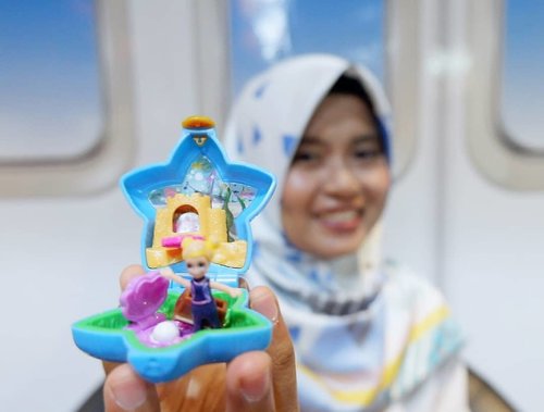 Asli aku lagi seneng banget nih, karena Polly Pocket ada lagi...😍😍😍⠀
⠀
Polly Pocket ini tuh salah satu mainan hits ala  anak anak di tahun 90-an gitu deh, mainan boneka super mini yang cute abis ini bisa ditutup dan dijadikan gantungan tas, terus ada banyak jenis yang bisa kita koleksi 😍⠀
⠀
Nah di bulan April 2019 ini Polly Pocket akan kembali hadir di toko mainan seluruh Indonesia loh...⠀
⠀
Selain produk mainan yang hadir di beberapa toko mainan di seluruh Indonesia, Polly Pocket juga bakal merilis series episode yang ⠀
bisa disaksikan di official Youtube channel Polly Pocket. ⠀
⠀
Bener aja kan, begitu nyampe rumah, Nada tuh langsung excited gitu main Polly Pocket ini...😍😍😍⠀
⠀
⠀
#PollyPocket #GoTiny #TinyisMighty #PollyPocketIndonesia

#Lifestyle #kids #Clozetteid