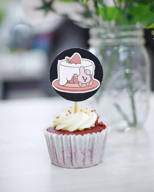 Tiap kali dapet cupcake macam ini di suatu event, pasti gatel banget pengen foto deh, hehehe, padahal, aku tuh kurang suka ama rasa cupcake yang biasanya kelewat manis. ⠀
⠀
iyes, kalo disuruh milih, aku mah lebih suka rasa lain dibanding rasa manis. Entah karena aku yang udah manis (✌) atau emang aku yang ga mau kalo cuma di'manisin' aja 🤐⠀
⠀
⠀
⠀
#CupCakes #Cake #Food #Sweet #BloggerPerempuan #Clozetteid