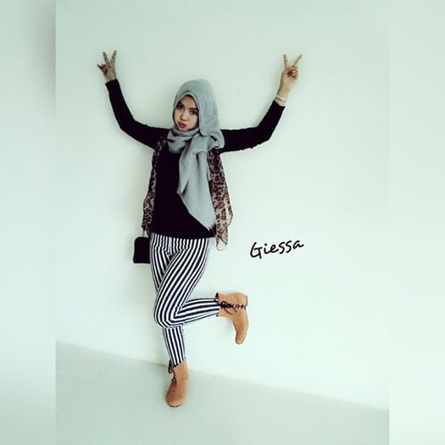 #ootd #hijab #bootssuede #crinclepashmina #leopardcardi #clutch #ClozetteID