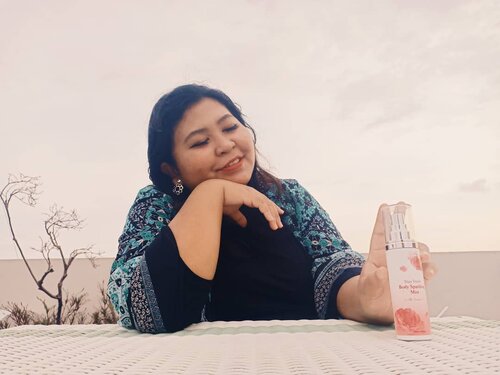 Siapa suka bau bunga dan kesegaran citrus dalam  body mist nih? Aku rekomen body mist dari @altheakorea yang tahan lama ini.

Ulasan udah di blog. Silahkeun dibaca. 💋

#vinasaysbeauty #vsbxalthea #titixaltheakorea #altheakorea #altheaangels
.
.
.
#bodymist #perfume #outdoor #flowerscent #citrusscent #bodyspray #stayfreshbodysparklingmist #titikamal #scent #beauty #perfumecollection #scentofawoman #scentoftheday #perfumelover #potd #photooftheday #rooftop #smile #fotd #faceoftheday #clozetteid