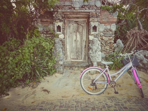 "Anybody in there?" #vinaeskainbali...#door #cycling #cycle #hotel #balinesedoor #balinesestyle #statue #sand #beach #sunset #ggrep #clozetteid #latepost