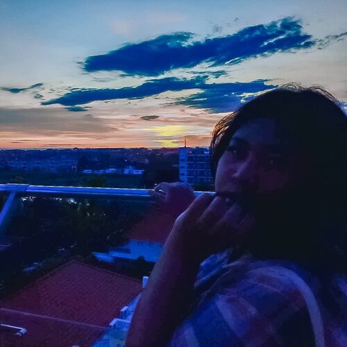 Sunset, I miss you. Kamu juga. Tapi aku gatau kamu yang mana aku maksud..#sunset #sunsetinbali #dirumahaja #stayathome #bali #baliviews #plussizeootd #plussizestyle #plussizefashion #plussizemodel #plussize #plussizebali #plussizeindonesia #plussizeinpiration #plussizebeauty #bigsizeindo #bigsizebali #bigsizeindonesia #curvywomanindonesia #curvywomanindo #casualstyle #bali #clozetteid #ootdindo #ootdfashion #chicstyle.#vinaootd #ShoxSquad