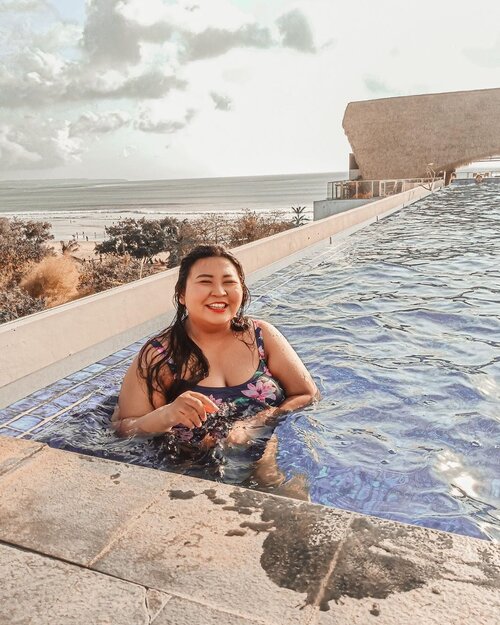 It’s Thursday, genks! Keep smiling and get ready for weekend!.Anyway, who’s missing pool, beach, and sunset right now?.#bikini #rooftop #sunset #citadines #bigsizeindonesia #bigsizebali #plussizebali #plussizeindonesia #plussizebikini #bigsizebikini #howtowear #swimmingpools #clozetteid #plussizebeauty #plussizestyle #bali #summer #hotelinbali #hotelinkuta #kutabeach #happy #bikiniplussize #plussizefashion #fat  #plussizeandhappy #plussummer #summerplus #instacurves #bikiniplus.#vinaootd