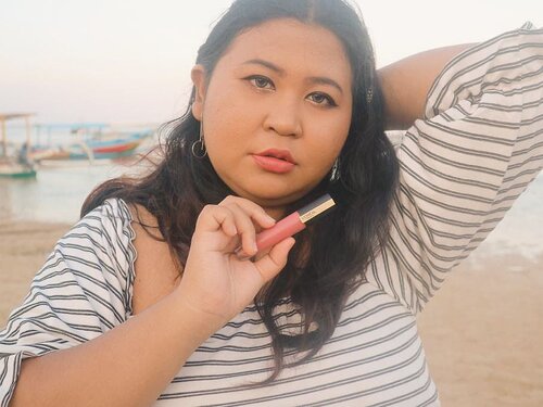 Kinda late post because ngangon bocah. 😂.Forgot ini shade berapa, I think it's 214 💁@getthelookid.#lorealrougesignature#beautyhackatonlorealid.#motd #makeup #makeupoftheday #simplemakeup #clozetteid  #lipstickoftheday #lotd #balibeautyblogger #nudelipstick #plussizemodel #lipcream #plussizebali #plussizeindonesia  #plussizebeauty #bigsizeindo #bigsizebali #bigsizemodel #bigsizeindonesia #loreal #tipscantik #tipsplussize #plussizetips #beachmakeup #beach #plussizeandhappy.#brushbyvina