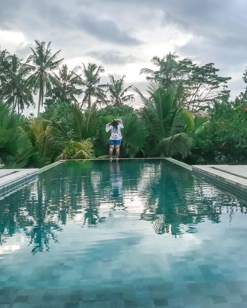 Challenge myself to stand on infinity pool’s end. Yah terkadang kita butuh nge-push diri sendiri sampai mana beraninya. Terkadang apa yang kita takutkan hanya karena kita belum tau aja di depan ada apa. Pas dijalani dan tau, akhirnya bisa mengambil keputusan karena sudah tau plus dan minusnya..#tegalalang #infinitypool #swimmingpool #plussizeootd #plussizestyle #plussizefashion #plussizemodel #plussize #plussizebali #plussizeindonesia #plussizeinpiration #plussizebeauty #bigsizeindo #bigsizebali #bigsizeindonesia #curvywomanindonesia #curvywomanindo #casualstyle #bali #clozetteid #chicstyle #plussizecasual #casualplussize #summer #summeroutfit.#vinaootd