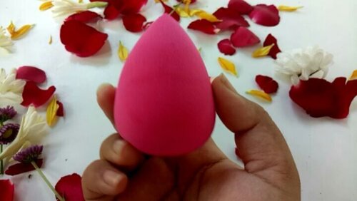 Lagi jadi perbincangan publik banget nih makeup sponge. Aku beli khilaf pas #jakartaxbeauty2018 dan aku suka. Empuk dan bounchy tapi gak lembek. Ada kan jenis yang lembek banget malah susah aplikasi makeup nya.

Selain itu, pas ngembang juga gede banget, 2x lipat dari sebelumnya. Pori2nya juga gak gede2 amat.

Banyak yang minta bandingin sama Miniso. Menurutku Miniso masih keras. Aku lebih suka make up sponge @fanbocosmetics . Menyesal gak beli lebih pas di Jakarta, mudah - mudahan cepet ada di Bali. 😂

#sneakpeekbyvina #vinasaysbeauty #vsbxfanbo #fanbocosmetics
.
#beautyblender #makeupsponge #fanbobeautyblender #makeuptools #tutorialdandan #makeup #motd #makeupoftheday #clozetteid