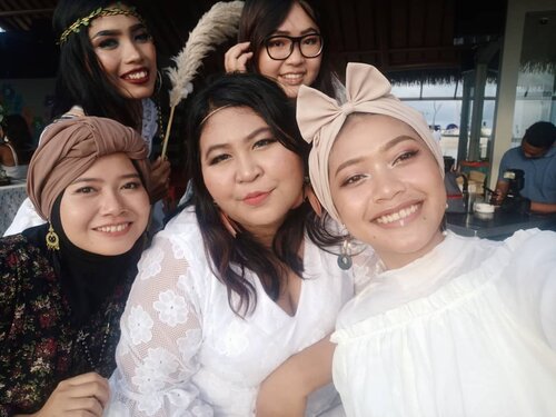 Wajah cantik vs wajah sangklek. Choose your side 👀

Have a great evening with these beauties. Sangklek trus ya genks.

#vinangevent #bbb2ndanniversary
.
.
.
#selfie #weekendtime #weekend #weekendwellspent #gathering #bohomian #bohostyle #bohomakeup #balibeautyblogger #beauty #clozetteid #fot #faceoftheday