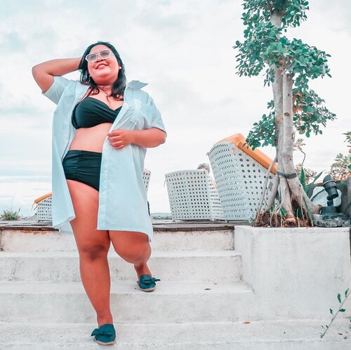 Karena kemarin kominfo lagi ributin Tara Basro, let me post this photo..Ngomongin body positivity, orang pasti mikir “Oh jadi ngebenerin buat makin melebar gitu?” Bukan sis, bukan. Body positivity itu  adalah keadaan menerima bentuk badanmu sendiri, mulai merawat, dan pede dengan keadaan diri sendiri..Aku kasi contoh dengan diriku sendiri. Menerima: Oh bentuk badanku bulat dan dadaku agak jatuh. Baiklah, pakai bra yang ada kawat. Baju yang aku pakai harus bisa membuat siluet biar gak keliatan datar..Merawat: scrubbing 1-2x seminggu, maskeran, skinkeran, gak boleh makan mie dan boba berlebihan. Ingat makan buah. Olahraga. Jangan terlalu banyak makan daging, cukup auce 2x sebulan *kabur.Pede: Asal kita berpakaian sesuai dengan tempatnya dan terlihat nyaman pakainya, aku jarang mendapatkan pandangan merendahkan. Jangan mikirin negatif dulu kalau orang tiba2 melihatmu atas bawah, senyumin aja terus tanya baik - baik “Kenapa? Ada yg saya bisa bantu?”. Stay positive, orang pun akan menjadi positive melihat kita..Mudah - mudahan post ini bikin kalian sadar ya masalah ini. Smeoga bermanfaat juga..With love,Vina Moleh.#bikini #rooftop #sunset #citadines #bigsizeindonesia #bigsizebali #plussizebali #plussizeindonesia #plussizebikini #bigsizebikini #howtowear #swimmingpools #clozetteid #plussizebeauty #plussizestyle #bali #summer #hotelinbali #hotelinkuta #kutabeach #happy #bikiniplussize #plussizefashion #fat  #plussizeandhappy #plussummer #summerplus #instacurves #bikiniplus.#vinaootd