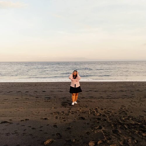 When you think you don't have any clothes left in your wardrobe, then grab your kebaya and pair it with flare skirt and sneaker. Casual for going to mall, right?.Model kebayanya ada di feed. Scrolling aja sis. 👀.#vinaootd.#kebaya #kebayacasual #kebayamodern #kebayakekinian #beach #casualstyle #bali #goalawah #kebayakutubaru #kebayabali #ootdkebaya #clozetteid #ootdindo #ootdfashion #plussizeootd #plussizestyle #plussizefashion #plussizemodel #plussize #plussizebali #plussizeindonesia #plussizeinpiration #plussizebeauty #bigsizeindo #bigsizebali #bigsizeindonesia #kebayabigsize #curvywomanindonesia #curvywomanindo