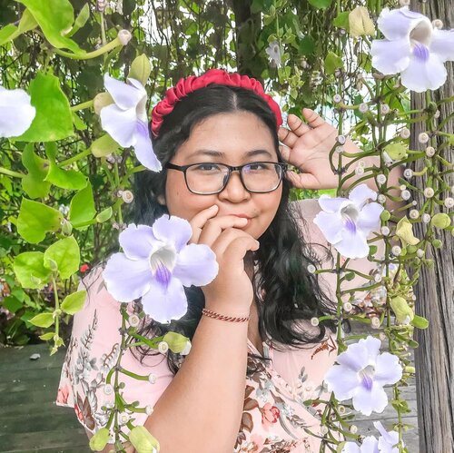 She’s blooming. 🥰🌸🌺🌷🌼.Sudah lama gak pose di depan kamera bikin cepat lelah. But I miss that feeling so much.  Maybe it’s time to be back..#tegalalang #flower #hangingflowers #plussizeootd #plussizestyle #plussizefashion #plussizemodel #plussize #plussizebali #plussizeindonesia #plussizeinpiration #plussizebeauty #bigsizeindo #bigsizebali #bigsizeindonesia #curvywomanindonesia #curvywomanindo #casualstyle #bali #clozetteid #chicstyle #plussizecasual #casualplussize #summer #summeroutfit.#vinaootd