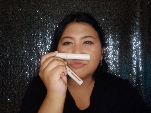 Pasti pada penasaran nih sama lipcream satu ini. @mizzucosmetics Coffee Break sudah up di blog..Yang penasaran sama swatch-nya di kulit sawo matang (aku pakai Mizzu Glam Rock No 4 btw), slide aja!.Untuk baca blog, klik link di bio ya!.#mizzucoffeebreak #mizzuxfore #mizzucosmetics #mizzulipcream #mizzuxforecoffee #swatchlipstick #lipsticklokal #lipsticklokalmatte #lotd #lipstickoftheday #clozetteid.#swatchbyvina #vinasaysbeauty