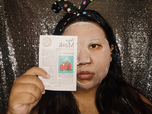 Setelah 7 hari pemakaian masker @ariul_id, aku melihat banyak perubahan signifikan dari kulitku terutama dari tekstur dan kecerahan kulitku.

Aku pakai gak sesuai sama nomornya (kalian bisa cek di highlight "ARIUL" ku), tapi aku pakai sesuai kebutuhan kulitku.
.
Jadi aku pakai tea tree, aloe, green tea, bamboo, avocado, lemon, dan yg terakhir adalah pomegranate.
.
Dari tujuh masker ini, aku punya 3 favorit, yaitu green tea, avocado, dan pomegranate. Tapi kalau cuma disuruh pick two, aku bakal pilih green tea dan pomegranate. Kenapa?
.
Soalnya green tea itu bikin kulit cerah dan mengontrol sebum dengan baik. Kulit kusam diangkat dan membuat kulit lebih cerah dan lembut. Sedangkan pomegranate memberikan efek kulit yg bersinar dan lebih kencang. I really like them!
.
Kalau kalian penasaran, langsung aja ke @sociolla beli karena mumpung diskon tuh 👀👀
.
#vinamaskeran
.
#vsbxariul #ariul #ariulmask #ariulbeauty #ariul7daysmask  #sheetmask  #koreansheetmask #koreanskincare #skincareaddict #skincare #maskerwajah 
#maskoftheday #koreanmask #koreanoftheday #motd #selfcare  #skincarecommunity #skincareroutine  #womenstyle #maskerharian  #kecantikan #perawatan #cantikalami  #clozetteid #maskerkorea