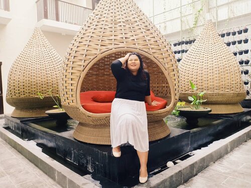 Menatap weekend terakhir dengan genit.Pada percaya gak nih atasannya ini sebenarnya LBD? 🤸.#vinaootd #vinapiknik...#ootd #curvywoman #curvywomanindonesia #curvywomanindo #plussizestyle #plussizeindo #plussizebali #bigsizebali #ootbigsizeindonesia #curvysquad #curvygirl #plussizewoman  #ootdplussizeindo #Clozetteid #ootdindo #curvystyleideasid  #missbbwindonesia  #plussizefashion #plussize #plussizestyle #bodypositivity #plussizemodel  #plussizebeauty #hotelinbali #maxonelegian #hotelinkuta #kutalife #kutabeach