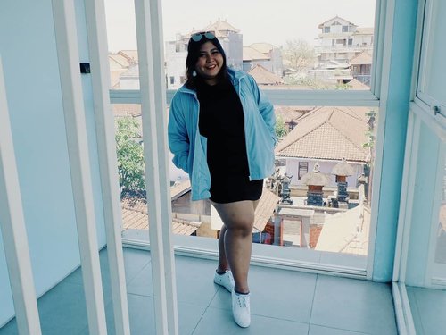 Tutorial 101: how I pose as a plus size: cross your leg. It makes you look more attractive. 💃 Ah don't forget to smile!

So 1, 2, 3..... Cheeseeee!

#prettyinsize #vinaootd #vinapiknik
.
.
.
#strikepose #sportylook #sportychic #rubishoes #happy #jacket #littleblackdress #whiteshoes #plussizebali #bigsizebali #plussizemodel #plussizeindonesia #plussizestyle #plussizefashion #curvygirl #fashionforcurves #bigsizeindonesia #curvymodel #clozetteid