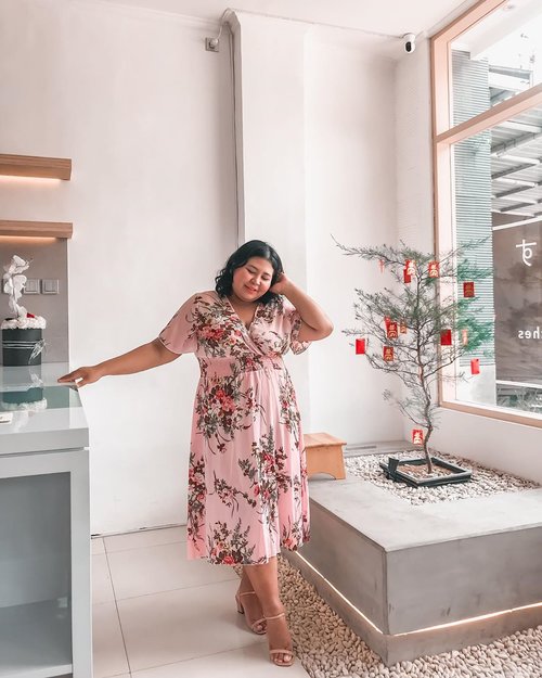 Sometimes, I just want to dress up and look at the mirror. But mostly, I dress up for the gram. I want girls being confident with themselves because they see my outfit.
.
“She looks cute with that dress. I want to try that style!”
.
I hope that you feel inspired because of me. Because, size doesn’t matter.
.

#denpar #bali #oneposecafe #cafeindenpasar  #cafeinrenon #cafehitsdenpasar #fujieatery #cafehitsbali #cafedidenpasar .
#plussizeootd #plussizestyle #plussizefashion #plussizemodel #plussize #plussizebali #plussizeindonesia #plussizeinpiration #plussizebeauty #bigsizeindo #bigsizebali #bigsizeindonesia #curvywomanindonesia #curvywomanindo #casualstyle #bali #clozetteid #ootdindo #ootdfashion
.
#vinaootd