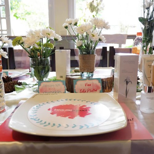 Need something beautiful for your party?  Call @edelweiss.party.planner for sure.#vinangevent.#bskejogja #bs1stgathering#beautiesquad ...#jogja #clozetteid #partyplannerjogja #rusty #tabledecor #white #potd #pictureoftheday #lunch