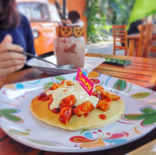 So damn delicious. Karena pancake manis sudah terlalu mainstream. 😋

#whatvinaeats #vinasinbali #funnypancake #pancakefunny
.
.
.
#pancake #spicychicken #cheese #delicious #dessert #snackporn #food #snack #eat #deliciousbali #balifoodies #nomnombali #kulinerdenpasar #ggrep #clozette #clozetteid