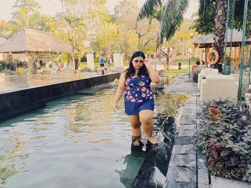 Just because I'm aquarian, it DOES mean I really love spending time in the water.
.
Aku suka banget renang atau sekedang berendam di kolam renang. Memakai pakaian renang yang nyaman tentu adalah hal yg menurutku utama.
.
Beberapa bulan lalu aku beli two piece di @underweardelaqueen . Awalnya aku kira gak nyaman karena gak ada penyangganya. Eh, ternyata nyaman kok!
.
Selain nyaman, gak mudah melar juga. Size-ny juga sesuai sama yg terlampir. Motifnya juga gak norak.
.
Aku rekomen kalau kalian mau beli baju renang big size di sini. 😍
.
#vinaootd #vinapiknik
.
.
.
#byrdhouse #byrdhousebeachclub #beachclubinbali #beachclubinsanur #sanur #sanurbeach
#sunset 
#bigsizeindonesia #bigsizebali #plussizebali #plussizeindonesia #plussizebikini #bigsizebikini #swimmingpools #clozetteid #plussizebeauty #plussizestyle #bali #summer  #happy #bikiniplussize #plussizefashion  #plussizeandhappy #plussummer #summerplus #instacurves #plussizeswimwear #bigsizeswimsuit