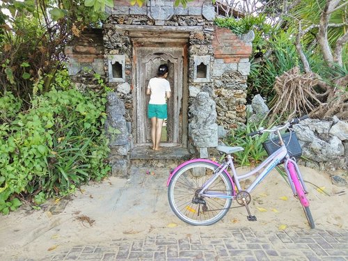 Knock! Knock!

Can I go inside? I mean, inside your heart~ 😂

Jayus ih, pinak. 👯: @dyah_purnama_

#vinadiaries
.
.
.
#sanurbeach #cycling #beach #sunset #potd #pictureoftheday #bluesky #gate #balinesestyle #balinesegate #balinesegarden #clozetteid
