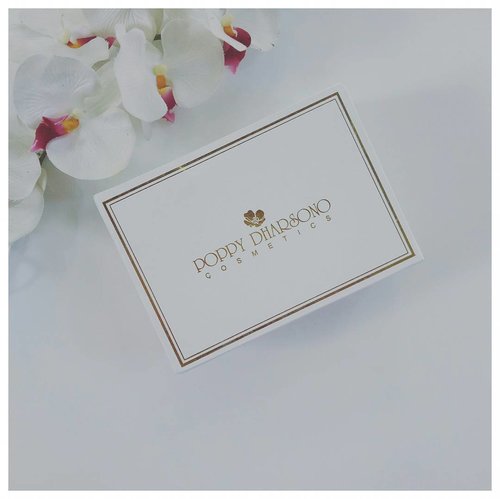 A little sneak peek won't hurt anybody.

Thank you @poppydharsonocosmetics for the beauty box. ❤

#sneakpeekbyvina #VSBxPoppy