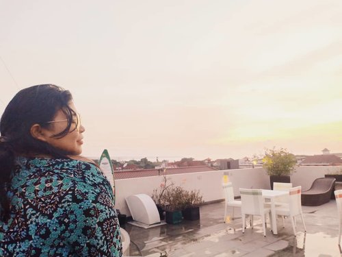 The first stab of love is like a sunset, a blaze of color -- oranges, pearly pinks, vibrant purples.

Yes, I think sunset is prettier than sunrise.
.
.
.
.
📸 @hndradesu

#vinapiknik #vinaootd
.
.
.
#clozetteid #sunset #pool #rooftop #ootdfashion #clozetteid #ootdindo #ootdfashion #plussizeootd #plussizestyle #plussizefashion #plussize  #plussizeindonesia #plussizebeauty #bigsizeindo  #bigsizemodel #bigsizeindonesia #holiday #throwback #plussize #plussizebali  #plussizeinpiration  #bigsizebali #happy #afterrain